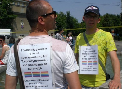 Pas d’homos devant l’Ambassade de Russie, s.v.p.!