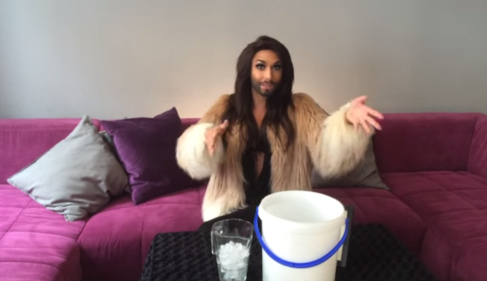 Conchita Wurst se mouille les plumes au Ice Bucket Challenge