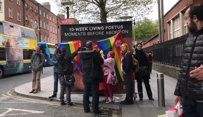 Ras-le-bol queer face à la propagande anti-IVG
