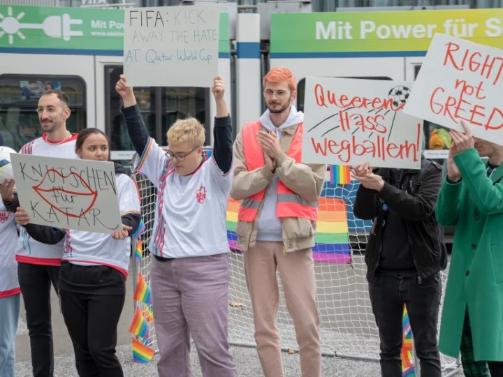 Militants LGBTIQ+ devant le FIFA Museum de Zurich, 8 novembre 2022