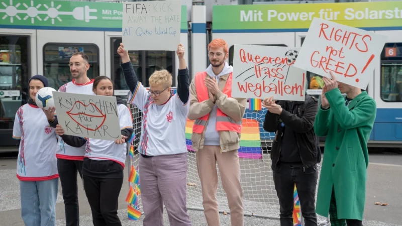 Militants LGBTIQ+ devant le FIFA Museum de Zurich, 8 novembre 2022