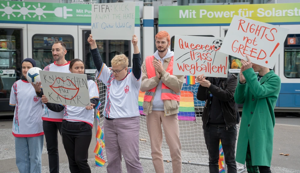Les associations LGBTIQ+ suisses taclent la FIFA