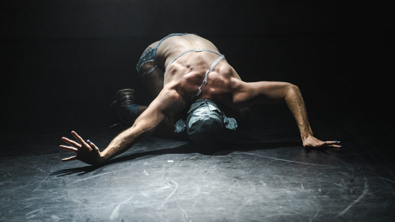 Wojciech Grudziński réincarne les danseurs effacés dans Threesome