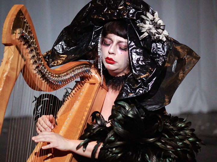 Marlène Charpentié tord le pouvoir en cabaret vampirique