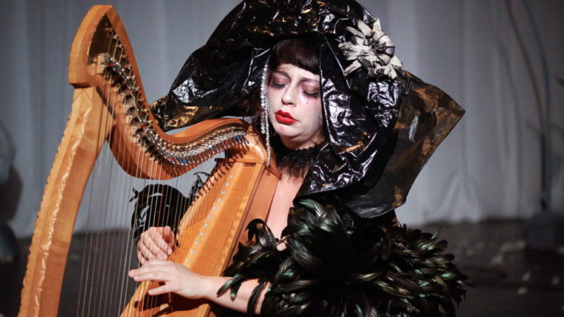 Marlène Charpentié tord le pouvoir en cabaret vampirique